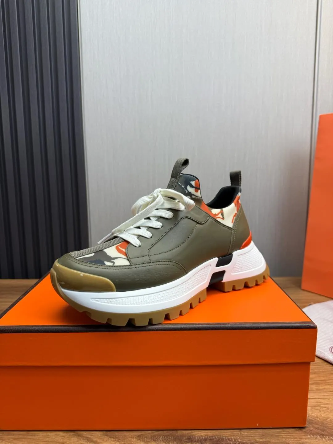 Men's men's shoes 💰780💰 HERMES/Hermès ** men's sports shoes The uppers are made of printed high-tech jersey fabric and calfskin sports shoes. The oversized sole features a geometric pattern and signature "H" detailing for an outdoor style. Black rubber sole, white rubber midsole, black and orange rubber inserts, tundra green lambskin insole, black high-tech canvas lining! Size: 39-40-41-42-43-44 (customized in 38.45)